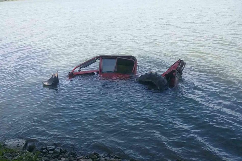 Do Domaše spadol traktor