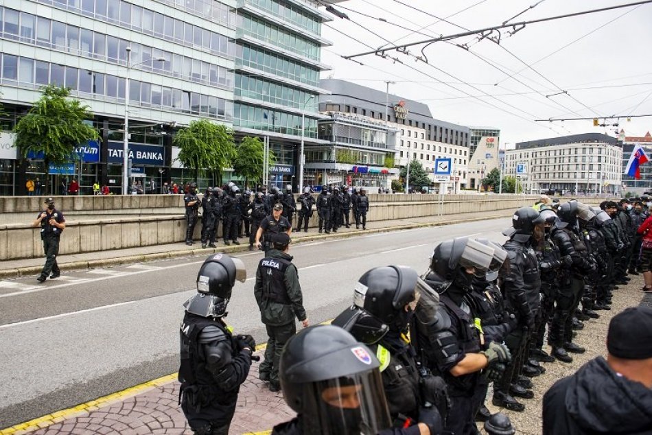 Protesty - polícia zasiahla proti blokácii cesty pri Hodžovom námestí