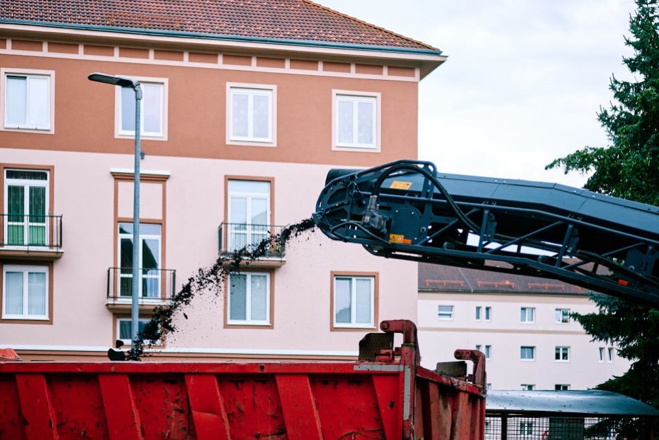 Začali s opravami ciest