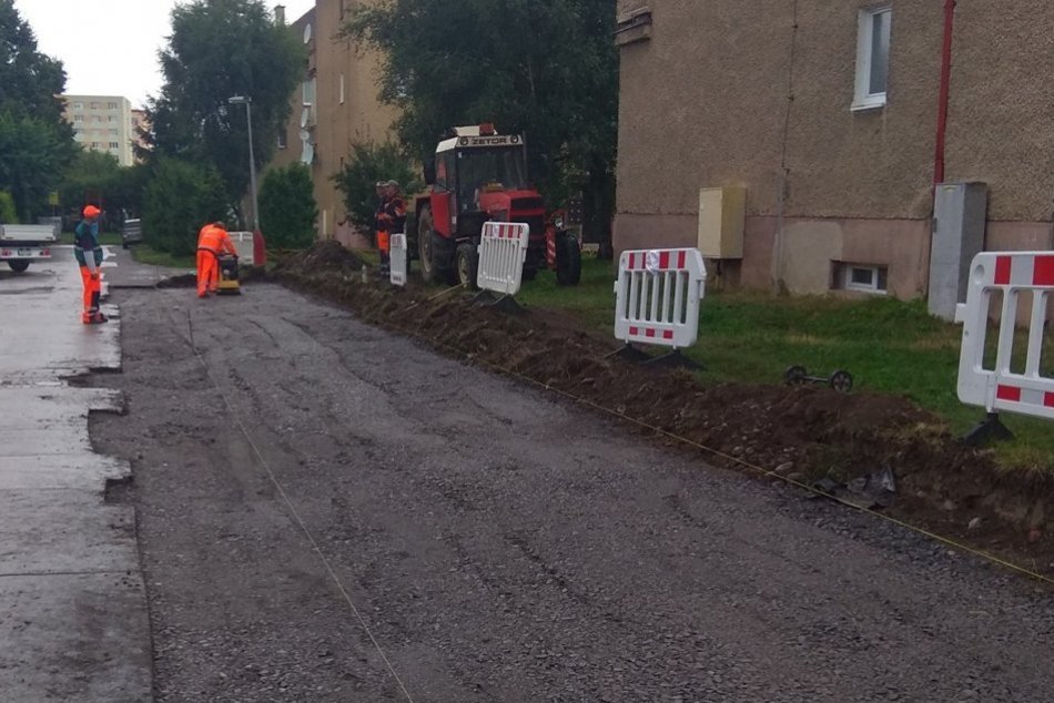 FOTO: Vo viacerých lokalitách Liptovského Mikuláša rozširujú parkovacie plochy