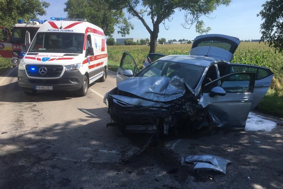 FOTO: Čelná zrážka medzi Trebaticami a Krakovanmi