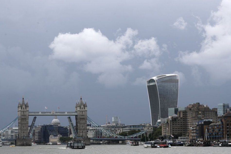 V OBRAZOCH: Zdvíhací most Tower Bridge sa zasekol