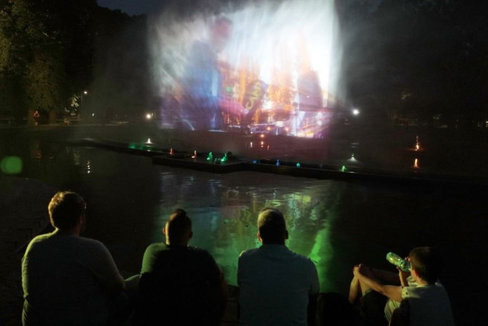 Plávajúca fontána v Mestskom parku