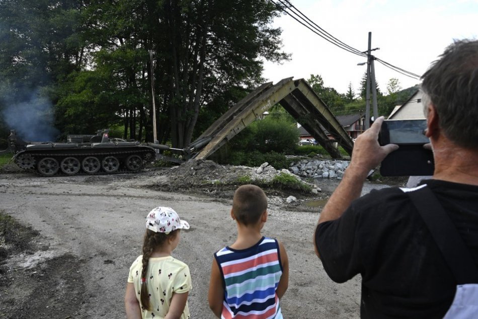FOTO: Strhnutý most pri povodniach vo Valaskej Belej nahradil dočasný pontónový