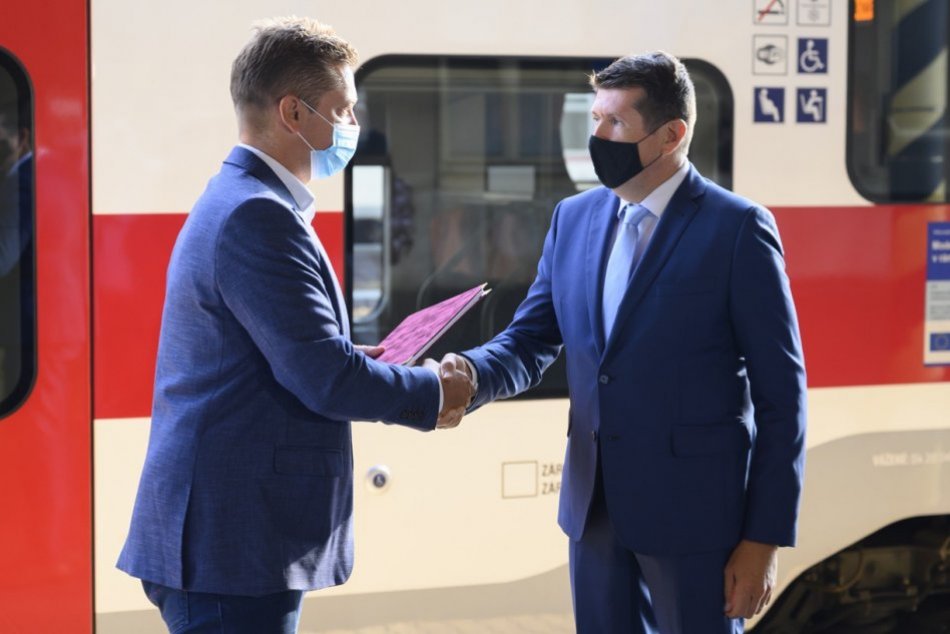 Objektívom: Minister dopravy podpísal významnú investíciu pre východ