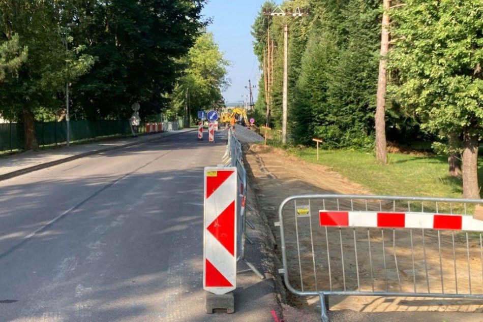 FOTO: Pri mestskom parku v Prievidzi budujú nové parkovacie miesta