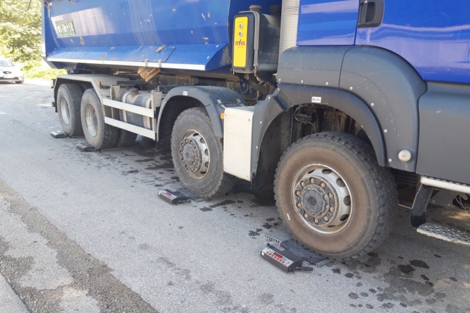 OBRAZOM: Váženie áut v Milochove