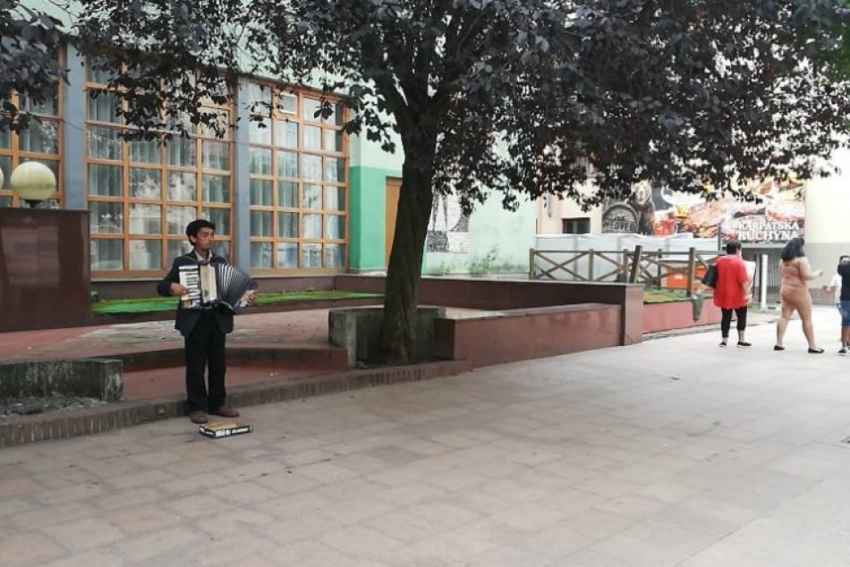 Pouličný umelec v Michalovciach na FOTKÁCH