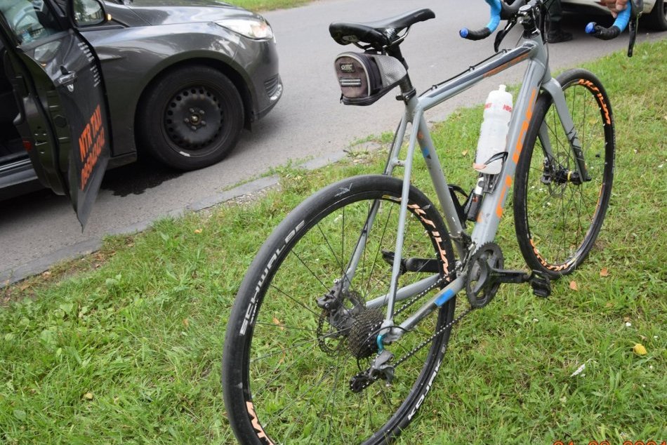 V OBRAZOCH: Po náraze do auta skončil cyklista v nemocnici