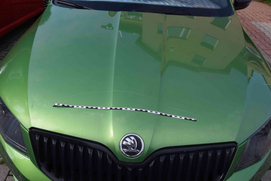 V OBRAZOCH: Niekto v Bystrici poškriabal 9 áut