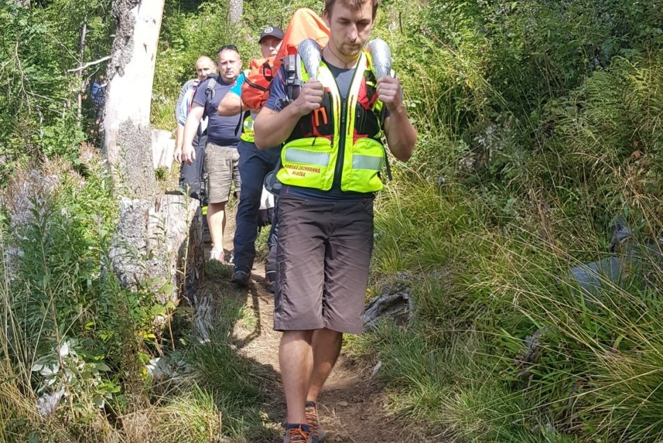 Turisti našli nehybné telo 67-ročného muža