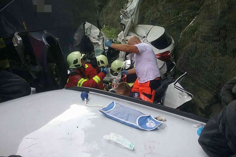 Pod zrážku autobusu s autami pri Strečne sa zrejme podpísal infarkt vodiča