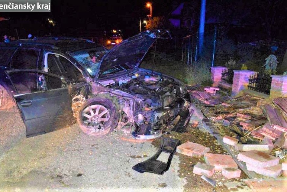 FOTO: Opitý vodič narazil do diviaka, stavebného materiálu a oplotenia