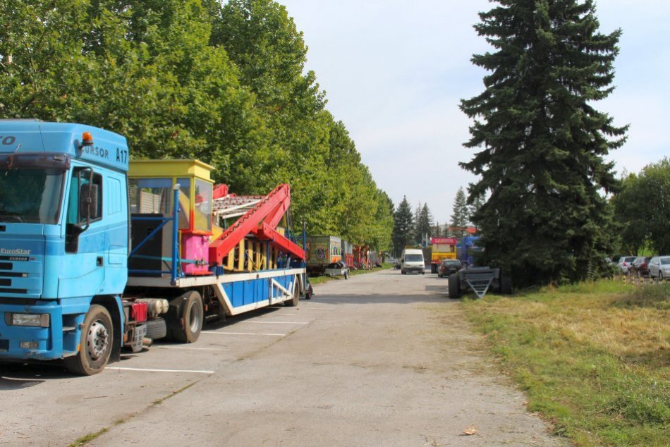 V OBRAZOCH: V Bystrici pribúdajú kolotoče a ďalšie atrakcie