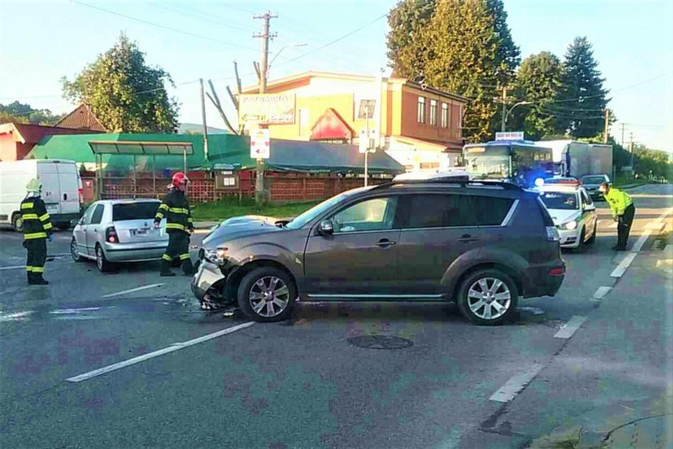 OBRAZOM: Dopravná nehoda v obci Trenčianske Stankovce