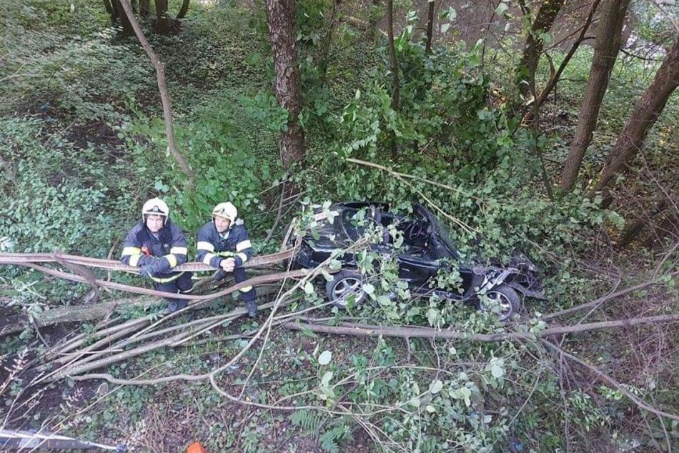 V OBRAZOCH: Po šmyku skončilo auto v priekope