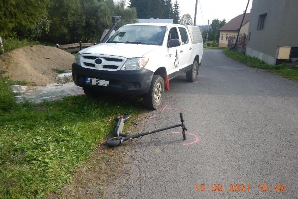 OBRAZOM: Pri zrážke s autom sa zranil 11-ročný chlapec na elektrickej kolobežke