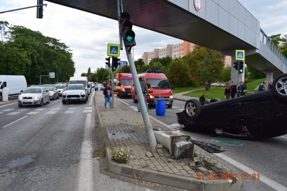 Auto skončilo po náraze na streche