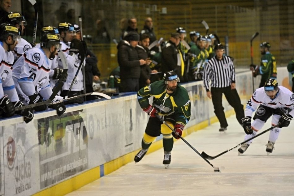 Bývalý hokejista vošiel s autom pod vlak