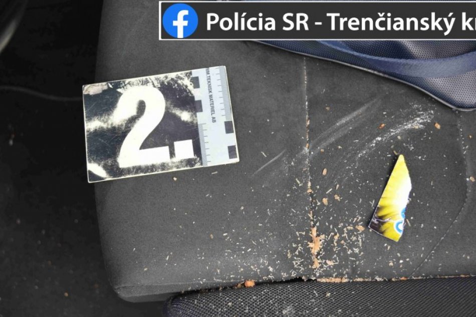 FOTO: V Bošanoch zadržali muža, ktorý mal pri sebe viac ako 2 000 dávok drogy