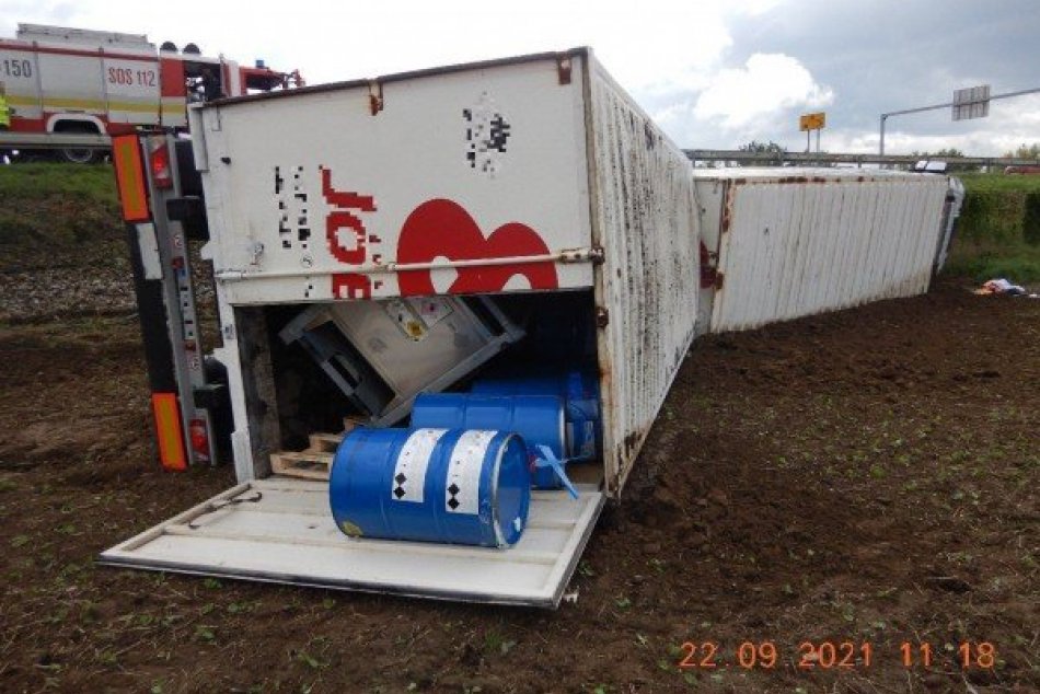 FOTO: Dopravná nehoda kamióna na diaľnici D1 pri Dubnici