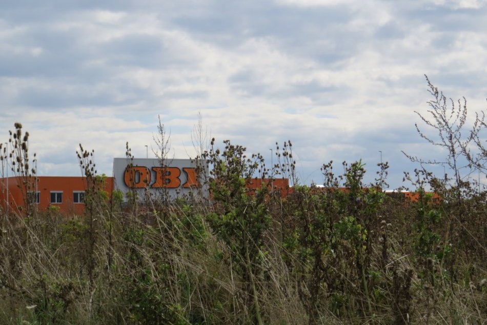 Výstavba na zelenej lúke: Najväčšia sieť hobbymarketov s novou predajňou