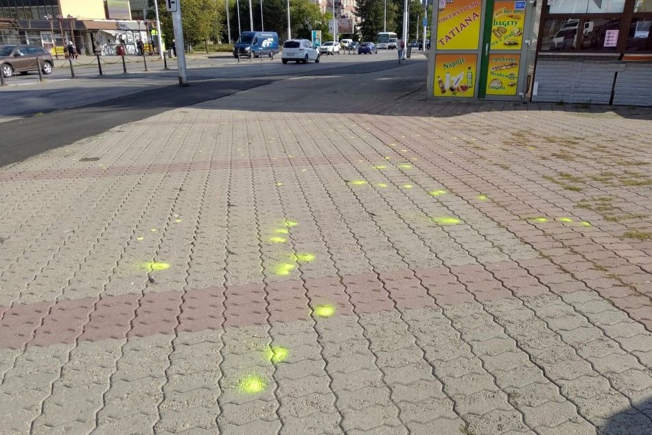 V OBRAZOCH: Na frekventovanom mieste v Bystrici vyznačili žuvačky