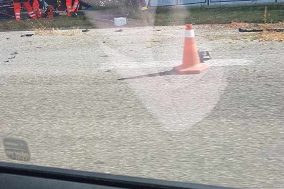 V OBRAZOCH: Pri nehode na štátnej ceste 1/69 skončilo auto mimo cesty