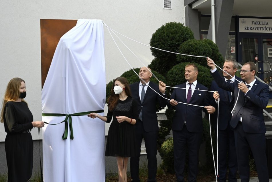 OBRAZOM: Novoodhalená busta  Alexandra Dubčeka v univerzitnom parku v Trenčíne