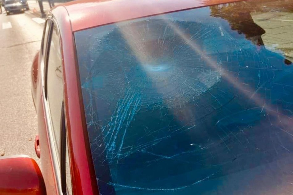 Kolízia auta so zdieľanou kolobežkou