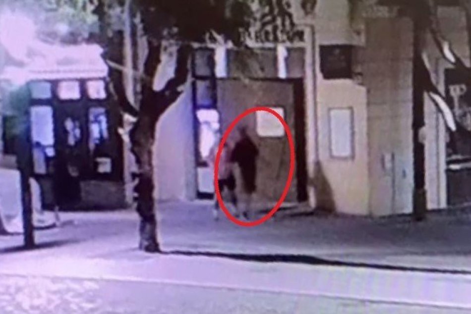 Polícia hľadá dvojicu mužov na ZÁBEROCH: Riešia prípad v Trenčíne