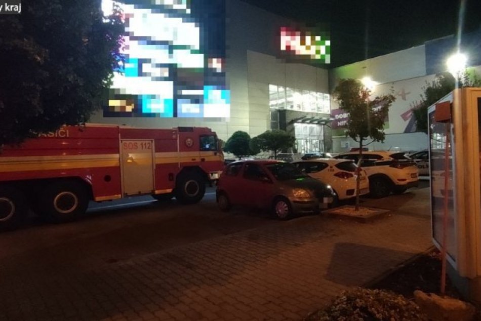 FOTO: Evakuácia obchodného domu v Trenčíne