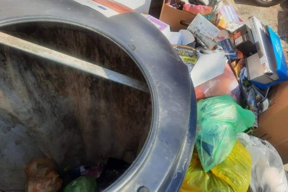 Pri prázdne kontajnery vysypali odpad