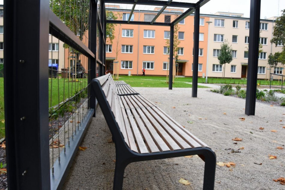 FOTO: Trenčianska radnica ukončila revitalizáciu vnútrobloku na Sihoti