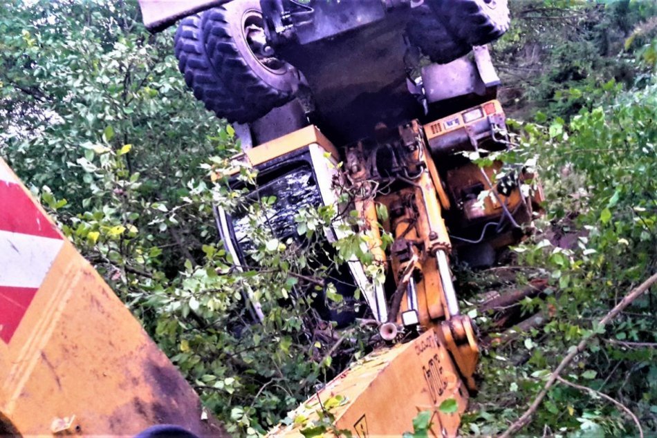 OBRAZOM: Prevrátený bager v Milochove mimo cesty