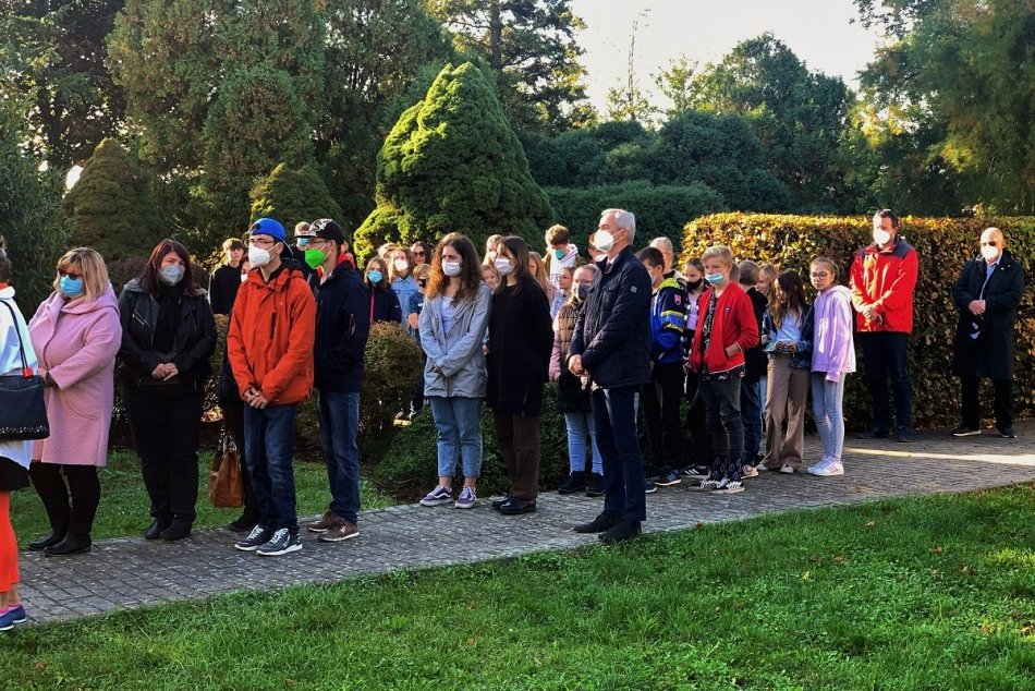 FOTO: Obete pandémie ochorenia COVID-19 pripomína lipa aj v Púchove