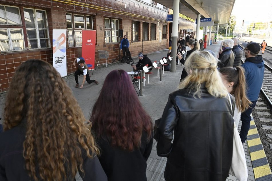 FOTO: Železničná stanica v Trenčíne zažila divadelné vystúpenie Pavla Seriša