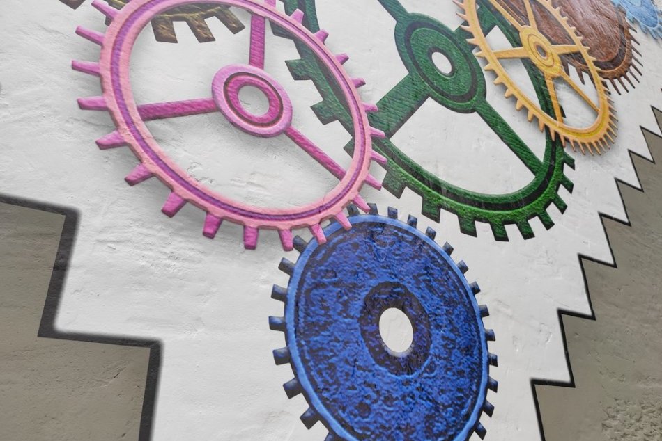 FOTO: Murárna maľba na budove jedálne Strednej odbornej školy v Prievidzi