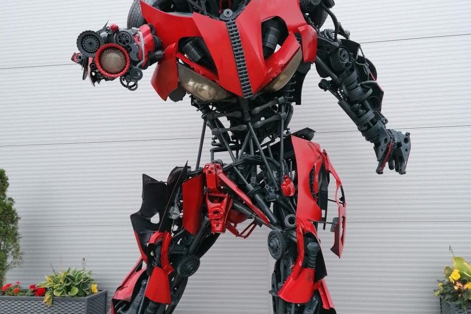 Zvárač z Humenného poskladal z troch áut takmer 5-metrového transformera