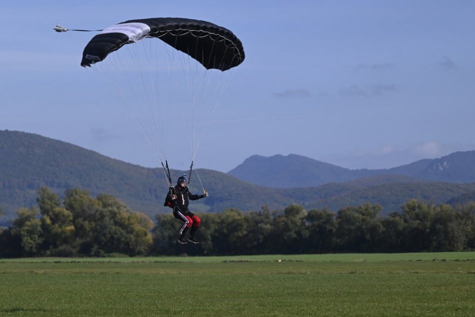 OBRAZOM: Výročie rekordu v hromadnom zoskoku parašutistov v Slavnici