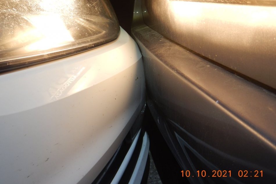 V OBRAZOCH: Opitý vodič pri Brezne nabúral do policajného auta