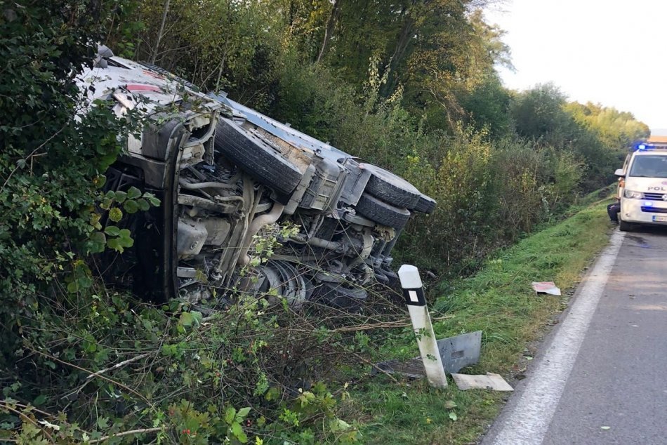 FOTO: Nákladiak pri Jerichove skončil mimo cesty