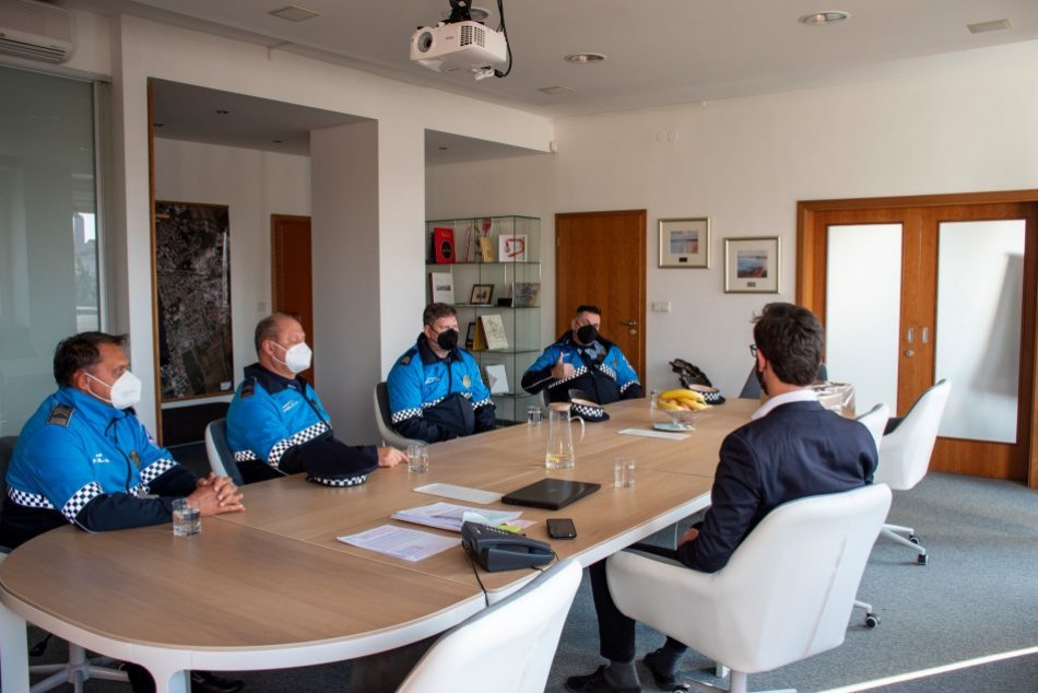 Mestskí policajti z Nitry zabránili tragédii: Mladé dievča takmer skočilo z most