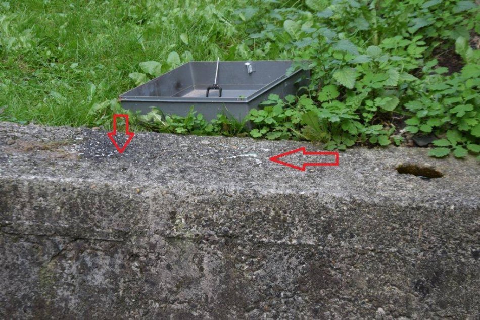 FOTO: Polícia vyšetruje prípad vyliatia ortute za domom služieb v Novákoch