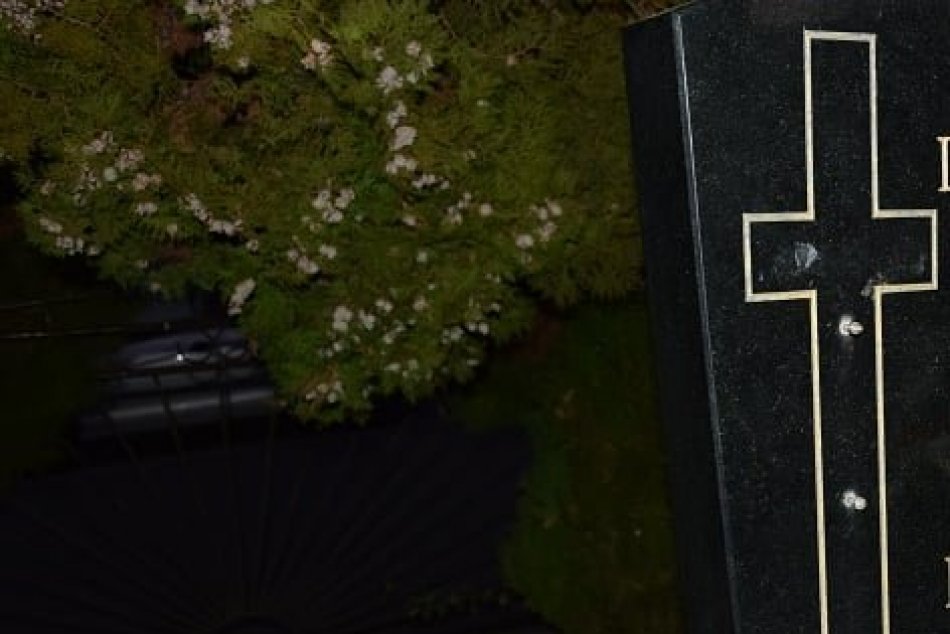 FOTO: Za krádež ôsmich krížov z hrobov hrozí páchateľovi väzenie