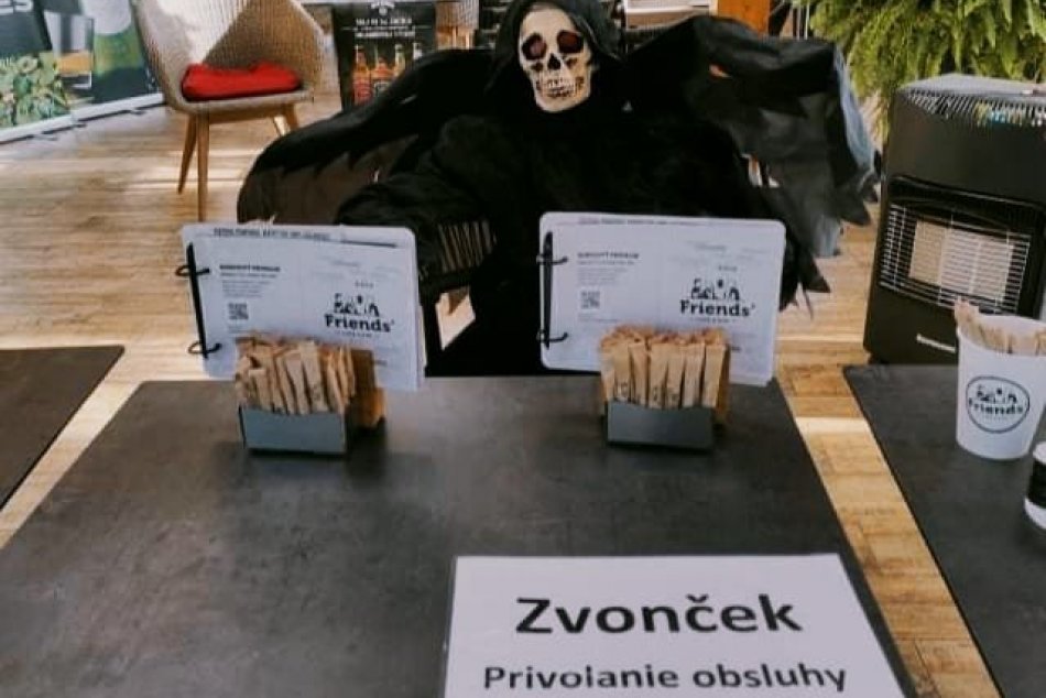 Kaviarne pri okienkovom predaji nedokážu prežiť, FOTO z Michaloviec