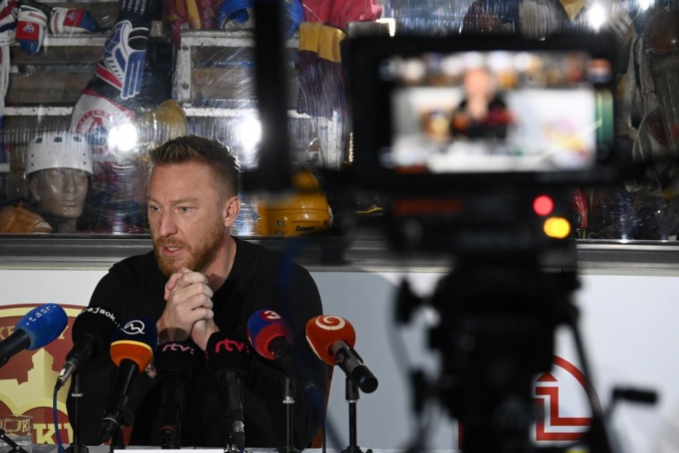 FOTO: Slovenský hokejista Marián Hossa počas tlačovej konferencie v Trenčíne