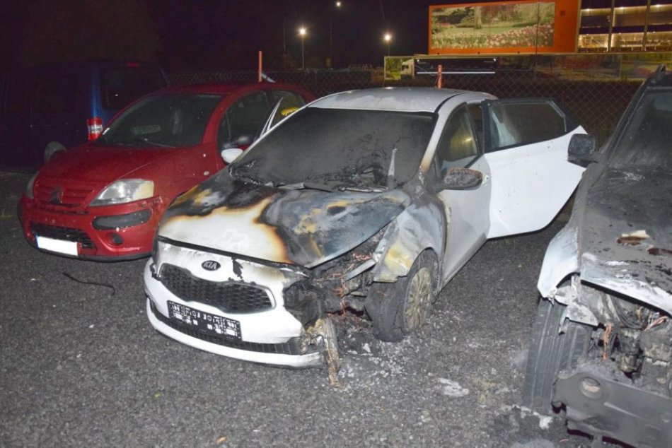 V OBRAZOCH: Areál autoservisu sa ocitol v plameňoch