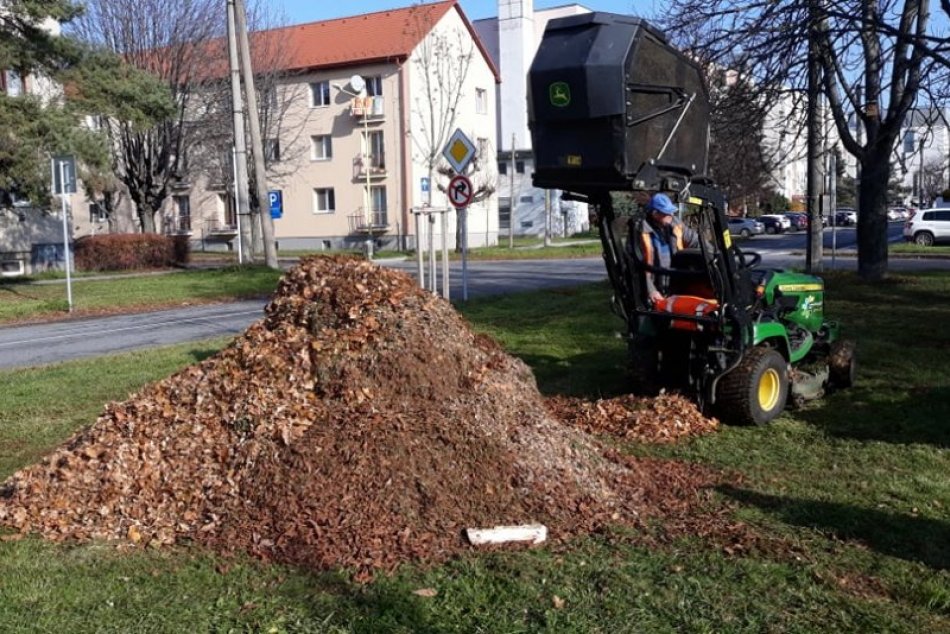 Objektívom: Zber lístia v Prešove mobilnými kosačkami