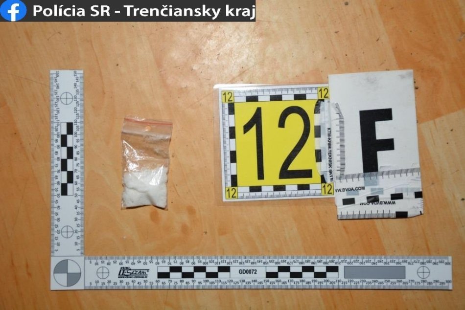 FOTO: V Prievidzi polícia zadržala troch drogových dílerov